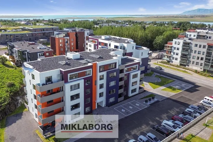 Bjarkarholt 17–19